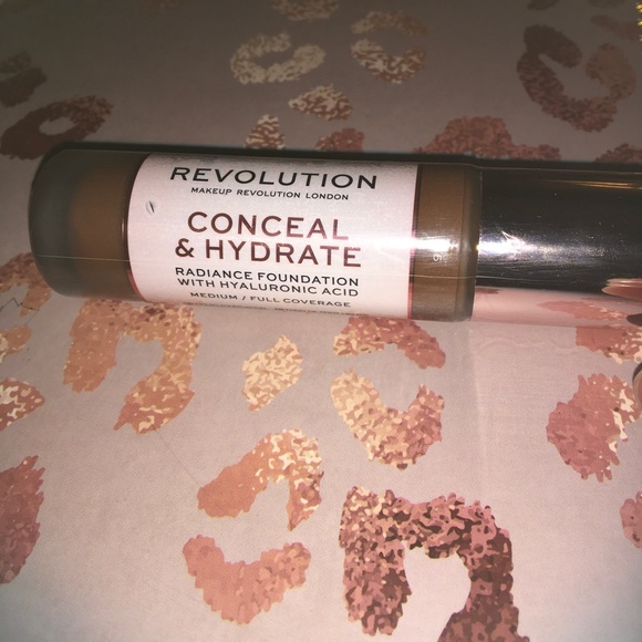 Revolution Conceal & Hydrate Foundation F16 - Picture 1 of 3